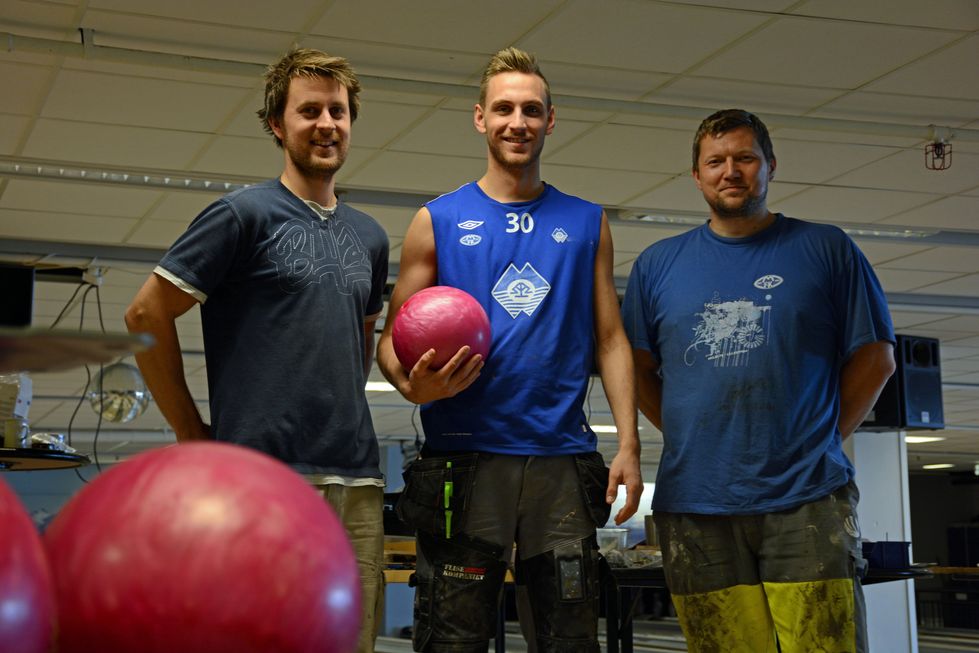 Tre av eierne i hallen rett før åpning i 2015 — en av dem holder en rosa bowlingkule